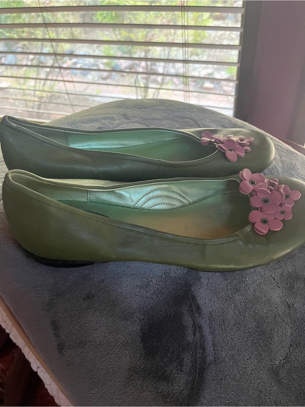 me too Olive Green leather Ballet Flats with Pink Flower Appliqués size 10 - Picture 2 of 7